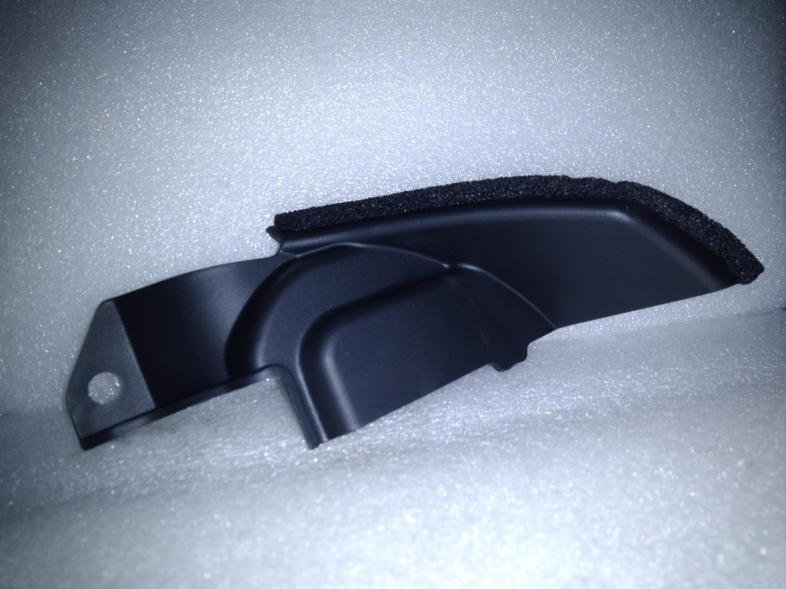 PUNTERO DERECHO DE REJILLA BAJO PARABRISAS